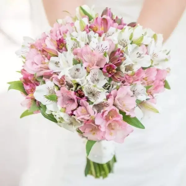 Букет невесты из нежных альстромерий