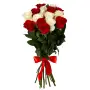 Букет из красных и белых роз под ленту