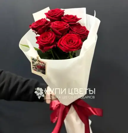 Букет из 7 красных роз в упаковке