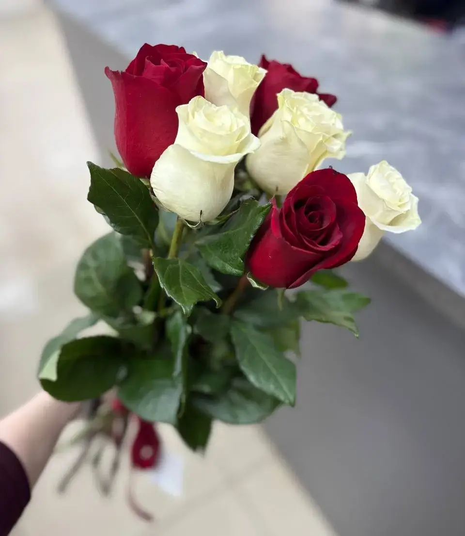 Букет из красных и белых роз под ленту