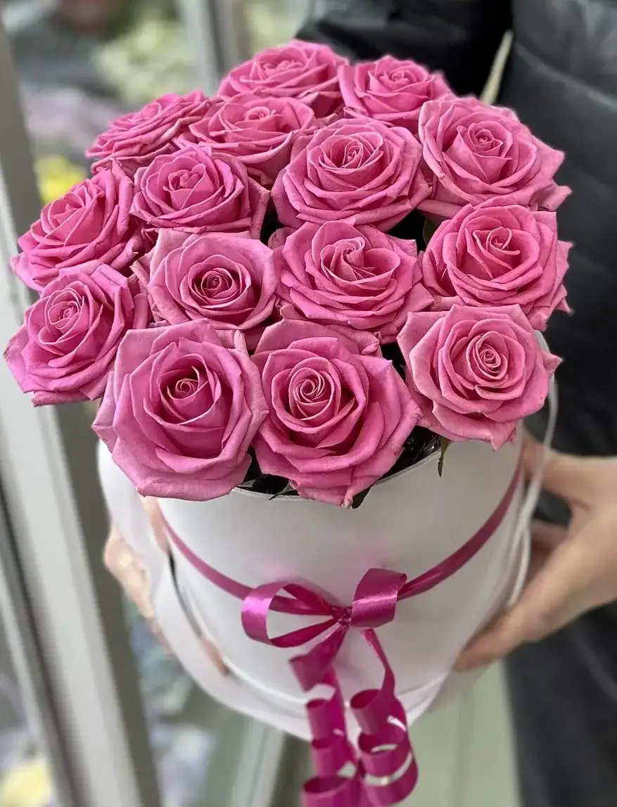 Букет розовых роз в шляпной коробке