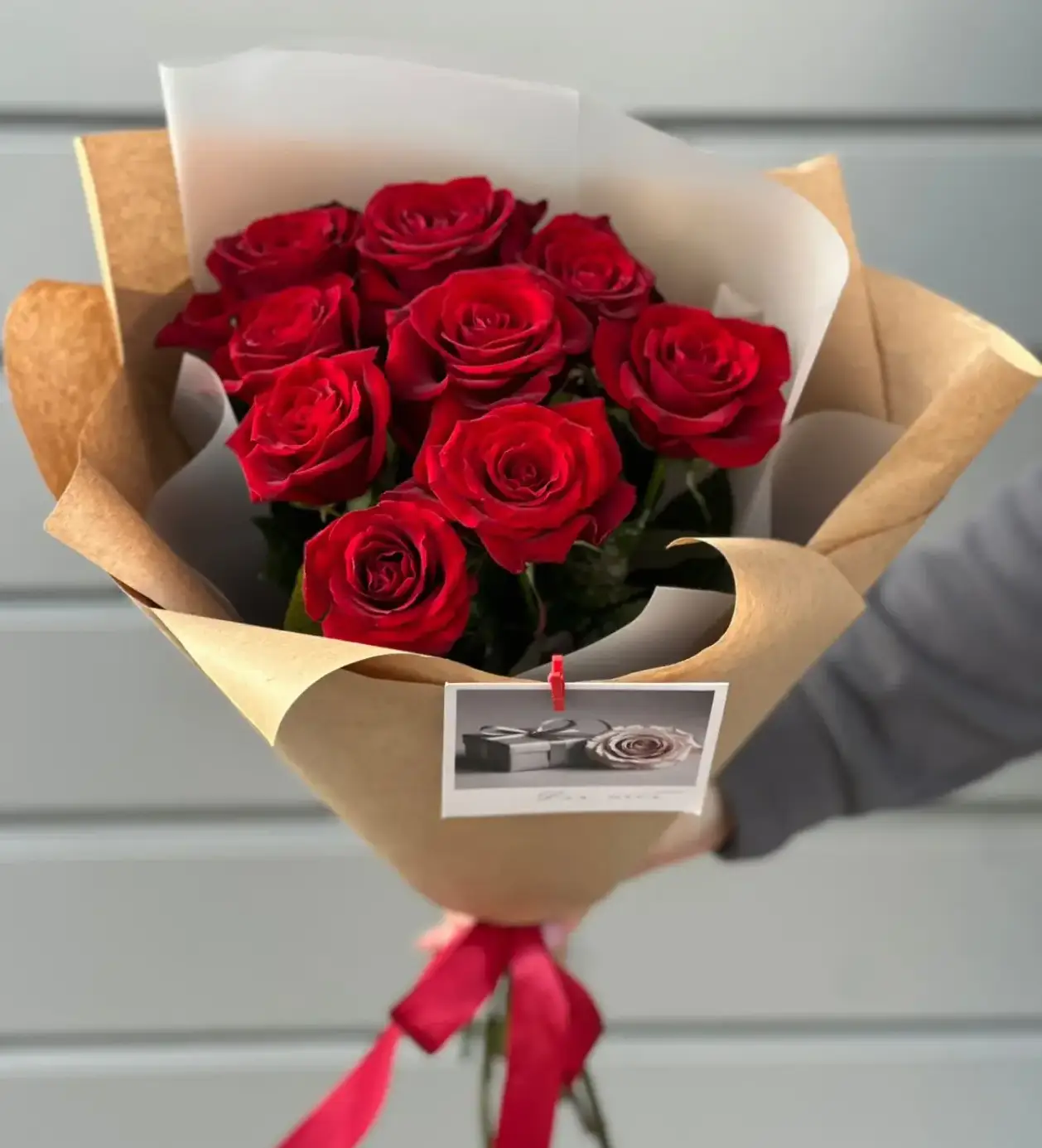 Букет из 9 красных роз в упаковке