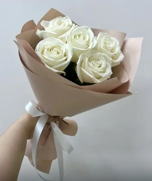Букет из 5 белых роз