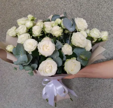 Букет из белых кустовых роз