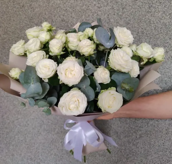 Букет из белых кустовых роз