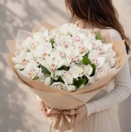 Букет из 25 белых орхидей