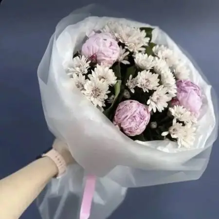 Букет из бело-розовых хризантем и пионов